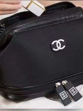 Black makeup 💄 Pouch with Logo GWP